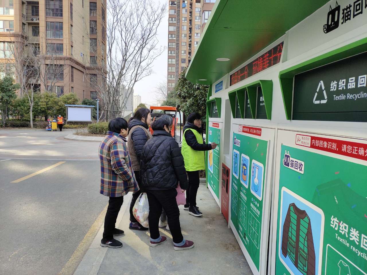 1678498311866893.jpg 貓先生智能分類回收站,智能垃圾分類回收柜,居民區垃圾回收站,再生資源回收設備